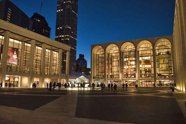 Mais um famoso ponto de Manhattan é o Lincoln Center, um complexo de salas de concertos, óperas, ballets e musicais. 

 Reprodução: Flipar