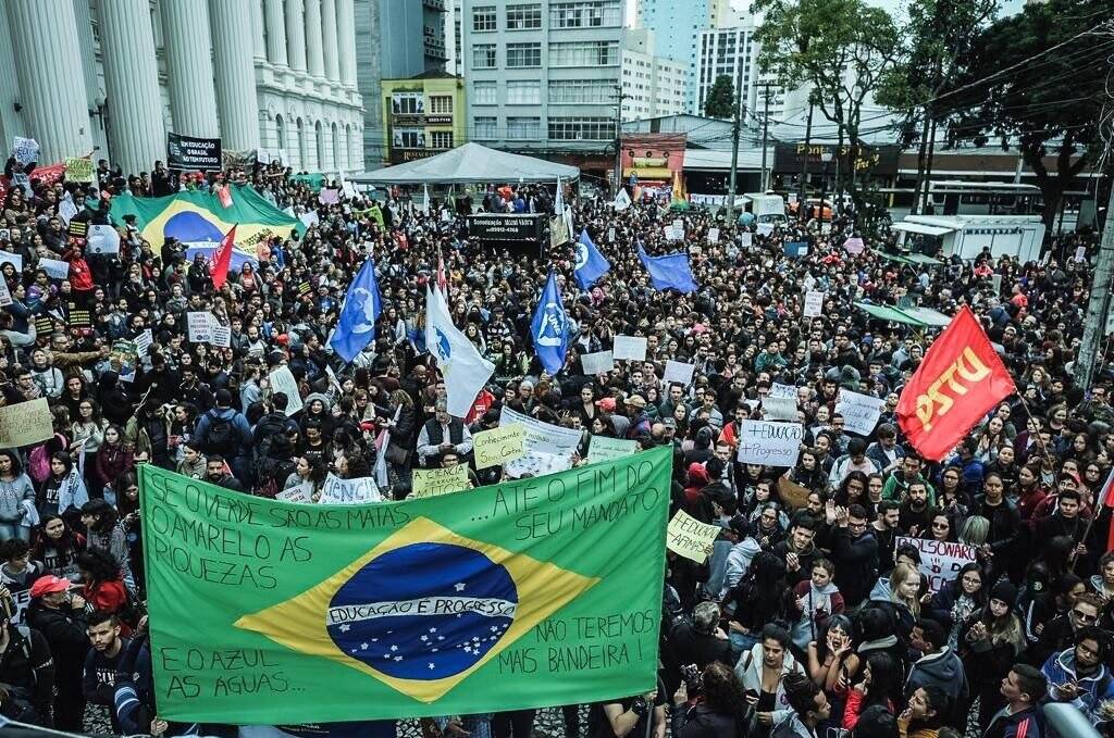 Alunos e professores de todo o Brasil fazem paralisações e protestos contra o corte de 30% no orçamento das instituições de ensino. Foto: Divulgação/UNE