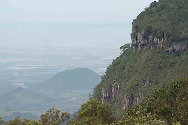 A história geológica da região remonta ao Paleozoico e inclui os estágios finais de deposição da Bacia do Paraná, seguidos pela fragmentação do Supercontinente Gondwana.  Reprodução: Flipar