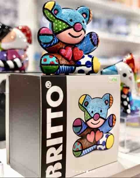 Britto, que comercializa produtos que vão de objetos decorativos a itens de uso diário, não divulgou se pretende pôr à venda essas telas com temáticas do Labubu. 
 Reprodução: Flipar