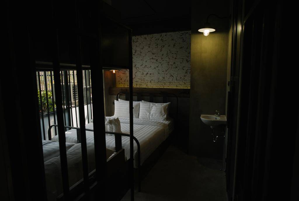 Com uma temática peculiar, hostel imita a experiência de uma prisão na Tailândia. Foto: Divulgação/Booking