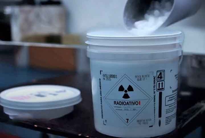 Fabricado no Instituto de Pesquisas Energéticas e Nucleares (Ipen), em São Paulo, o lutécio radioativo precisa ser encomendado por demanda prévia e não consta da lista de medicamentos oferecidos pelo SUS. O preço da dose é da ordem de R$ 8 mil.
 Reprodução: Flipar