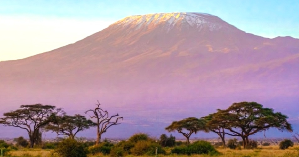 Nome do vulcão: Kilimanjaro, na Tanzânia - É o ponto mais alto da África, com uma altura de 5 895m no Pico Uhuru. A região é considerada um ponto turístico de todo o continente e as florestas ao redor possuem uma fauna extremamente rica. Reprodução: Flipar