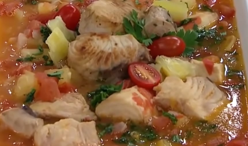 Mojica de Peixe amazônico - Um ensopado com pedaços de peixe amazônico cozidos com mandioca e temperos. O caldo espesso é temperado com pimentas e ervas regionais, sendo uma excelente opção para refeições nutritivas. Calorias: cerca de 150 kcal por 100 g. Reprodução: Flipar