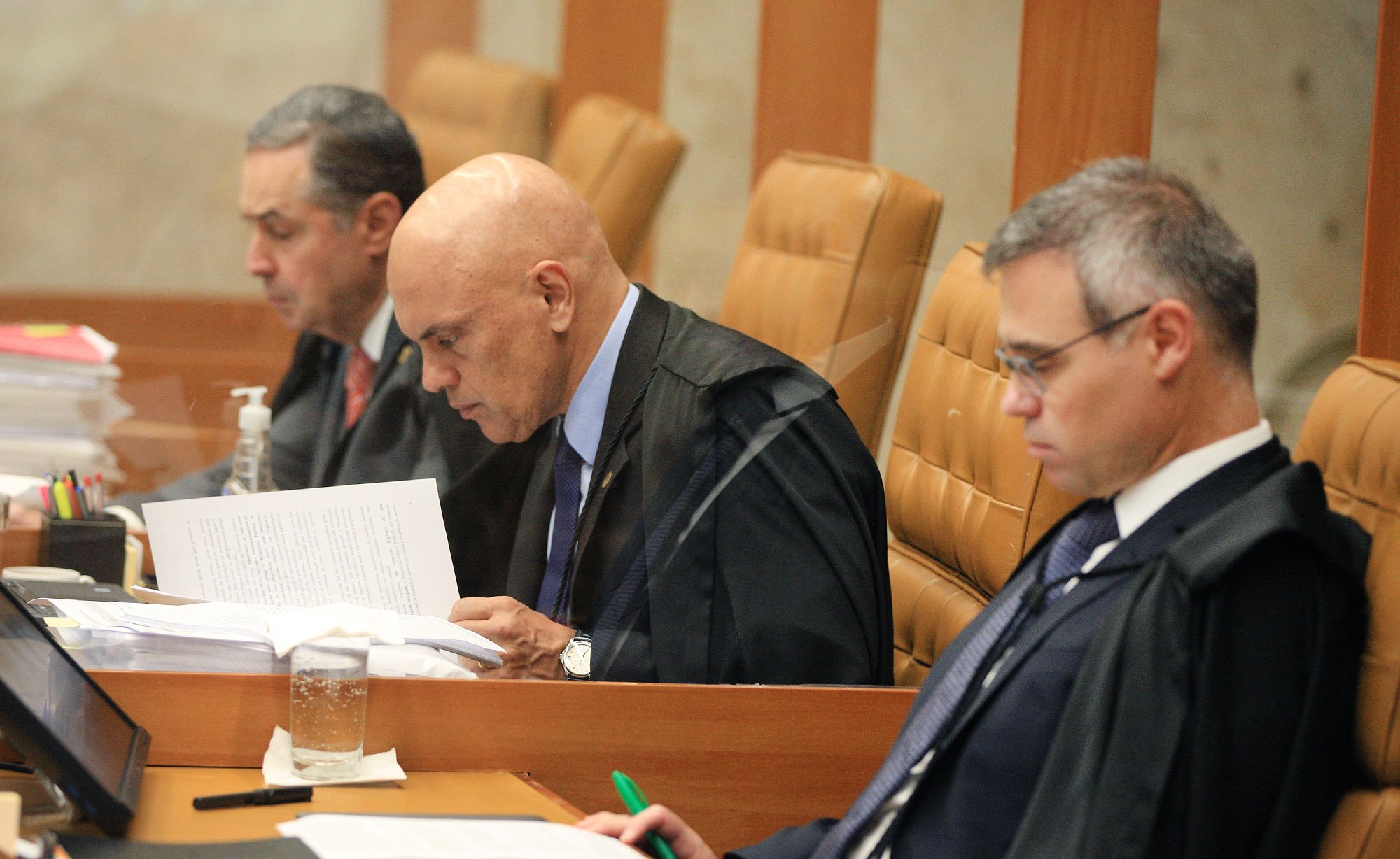 Os ministros Luís Roberto Barroso, Alexandre de Moraes e André Mendonça em sessão plenária no STF. Foto: Nelson Jr/SCO/STF - 06.04.2022