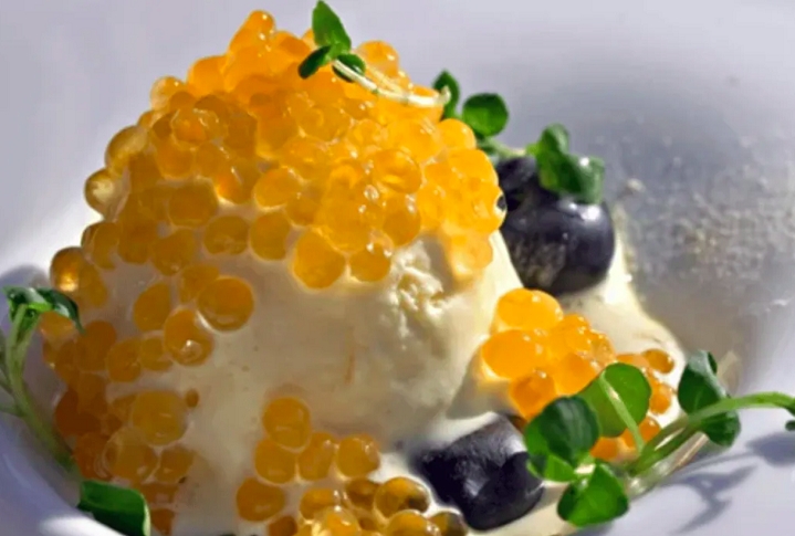 Caviar: A receita mistura creme de baunilha com ovas de peixe. O sabor é muito popular na França e no Japão. Alguns lugares tem até a opção de salmão defumado... Reprodução: Flipar