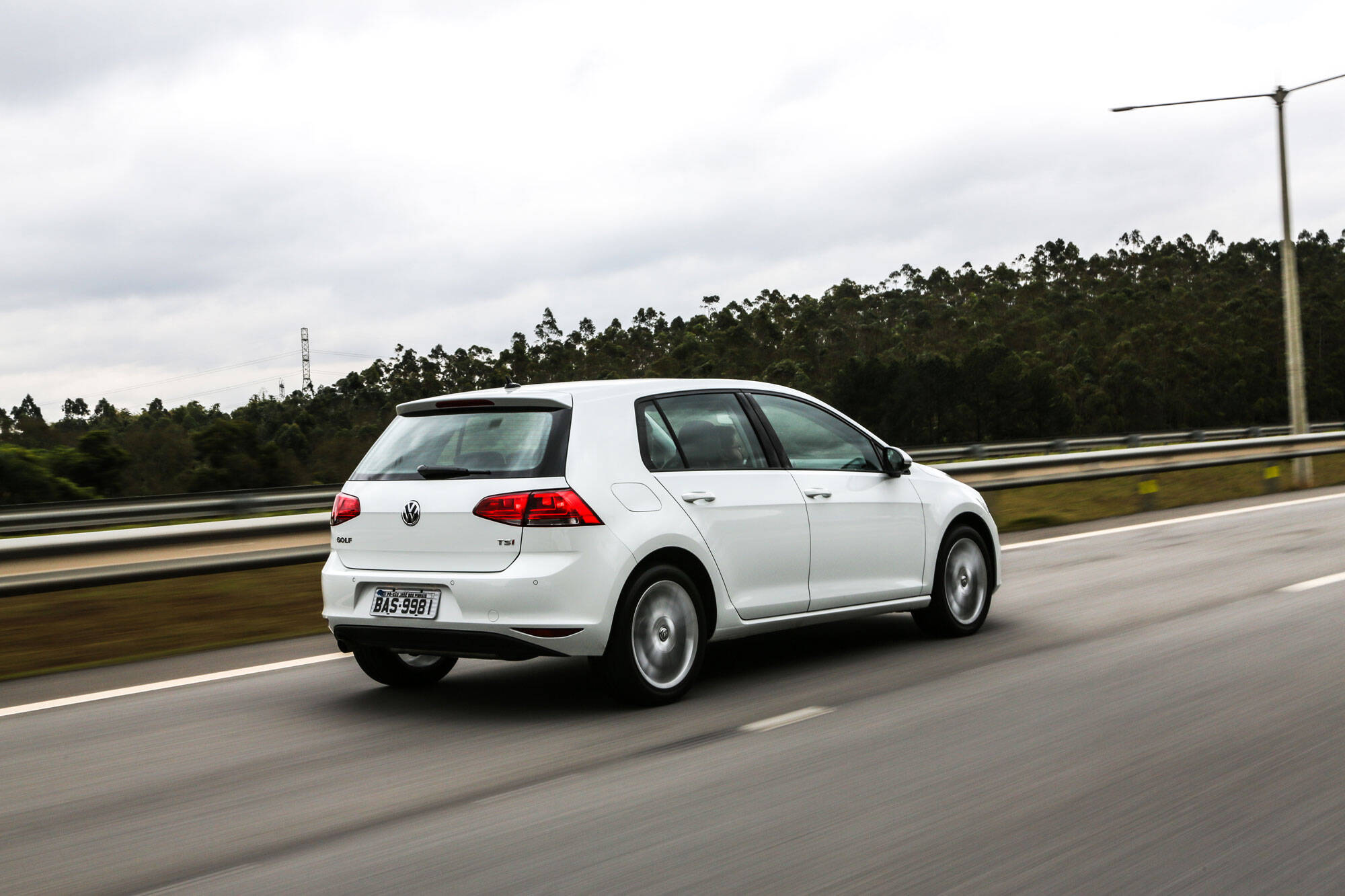 Esqueça o motor 1.6, o Volkswagen Golf 1.0 TSI é a verdadeira versão de entrada do hatch médio, por R$ 74.990.. Foto: Divulgação/Volkswagen