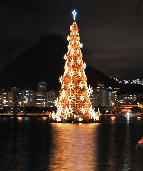 Na Grécia, as pessoas decoravam barcos de Natal em vez de árvores em homenagem a São Nicolau, santo padroeiro do país e protetor dos marinheiros. Nos dias atuais, entretanto, os barcos de Natal foram ofuscados pelas árvores.  Reprodução: Flipar