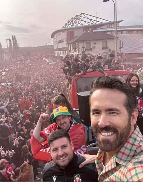 Recentemente, Ryan Reynolds ganhou os holofotes ao se arriscar em uma área que não estava acostumado. Ao lado do também ator Rob McElhenney, ele conseguiu se tornar dono do Wrexham. Reprodução: Flipar