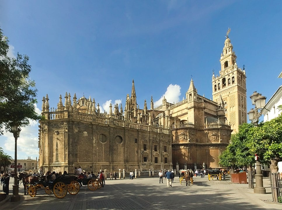  Um dos maiores atrativos da cidade é a  Catedral de Sevilha. Quem entra se impressiona com suas dimensões: 126 m de comprimento, 76 m de largura, 42 m de altura e 11 520 metros quadrados de área total. Foi declarada Património da Humanidade pela UNESCO em 1987. Reprodução: Flipar