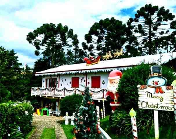 Outros atrativos incluem o Parque da Cerveja, o Parque Bambuí (anexo ao Hotel Toriba), a curiosa Casa do Papai Noel na Montanha (foto), o Museu Casa da Xilogravura e o Mosteiro de São João. Reprodução: Flipar
