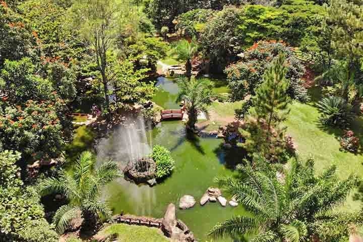 Os mananciais de Caldas Novas prometem curar e rejuvenescer o corpo. Quem se aventurar no local poderá se divertir com piscinas de água quente, hospedando-se em um hotel-clube, entre os muitos da cidade. Reprodução: Flipar