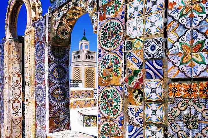 TUNÍSIA - Casas e pátios em Túnis têm azulejos com padrões islâmicos, usados em muros e fontes.
 Reprodução: Flipar