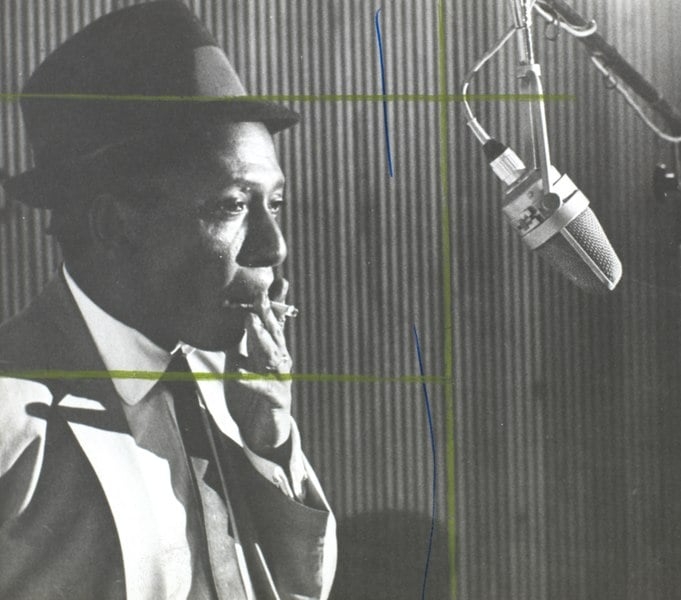 Outra marchinha famosa é “Máscara Negra”, de Zé Keti (foto), que tem os famosos versos iniciais: “Oh, quanto riso! Oh, quanta alegria! Mais de mil palhaços no salão. Pierrot está chorando pelo amor da Colombina no meio da multidão”. 
 Reprodução: Flipar