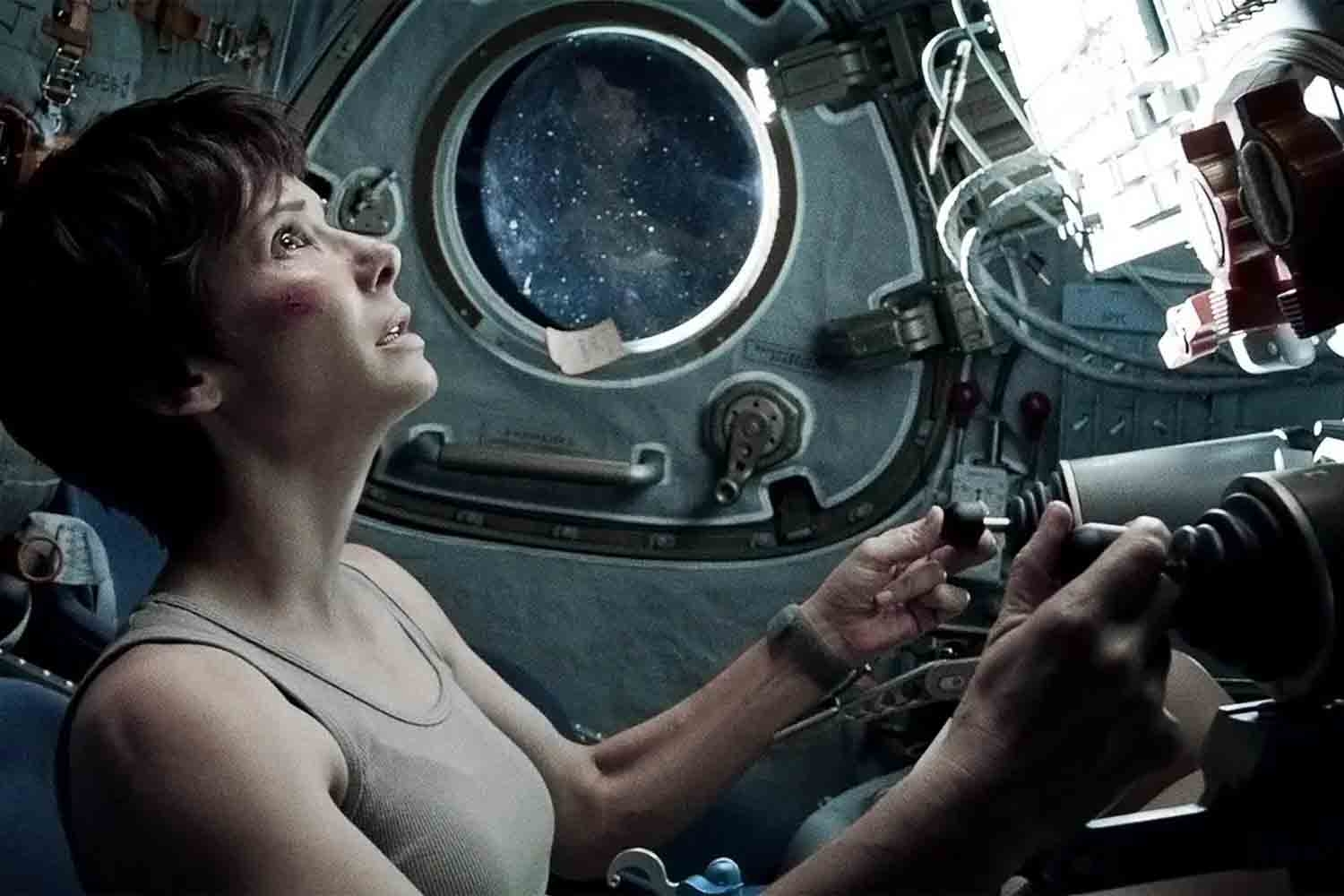 O thriller espacial “Gravidade” (2013) rendeu a Bullock aclamação da crítica por seu papel como Dra. Ryan Stone, uma astronauta perdida no espaço após um desastre com o ônibus espacial. Sandra confessou que ficou angustiada nas gravações e contou com a amizade de George Clooney para suportar o clima.