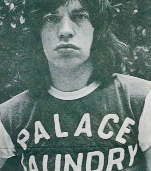 O músico usava uma camiseta branca e verde com os dizeres “Palace Laundry”, em alusão a uma foto dele tirada em 1972, enquanto estava em uma turnê com os Rolling Stones. Reprodução: Flipar