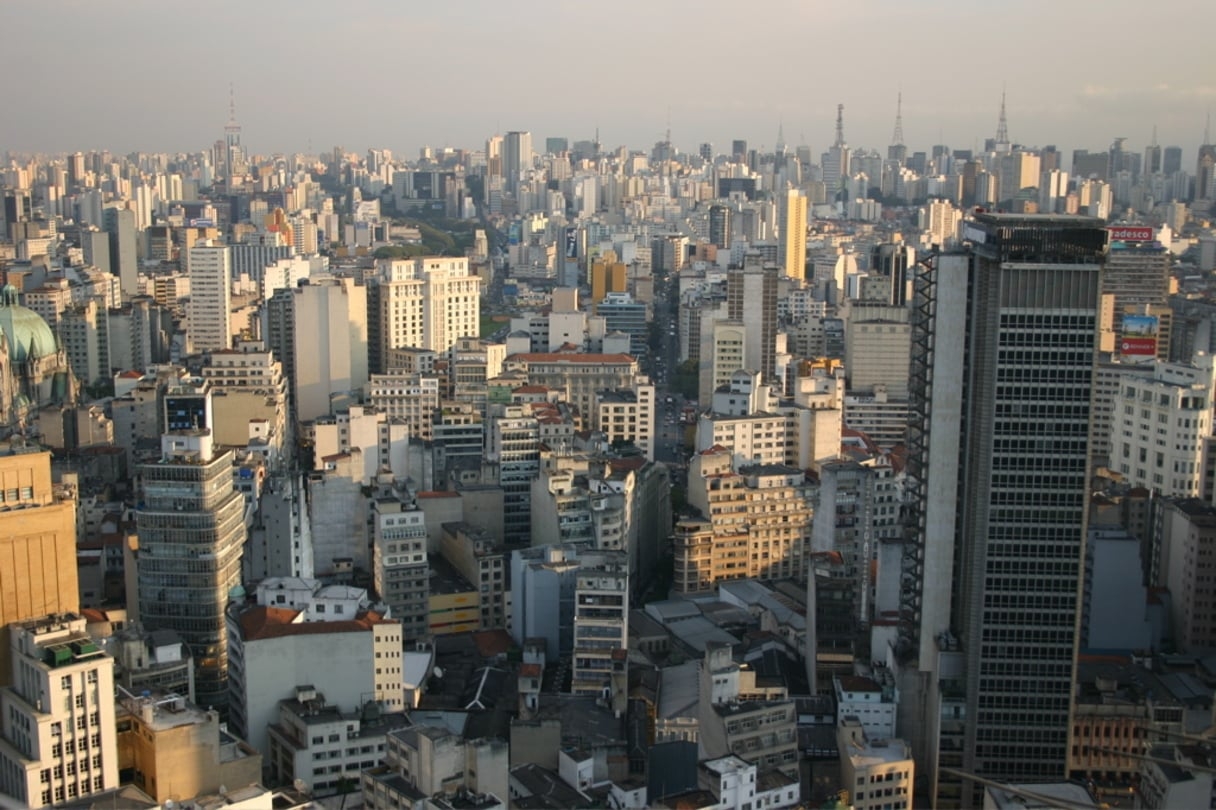 São Paulo, por exemplo, é a maior metrópole do Brasil, com mais de 12 milhões de habitantes, o que gera uma grande demanda por transporte rápido e eficiente. Reprodução: Flipar