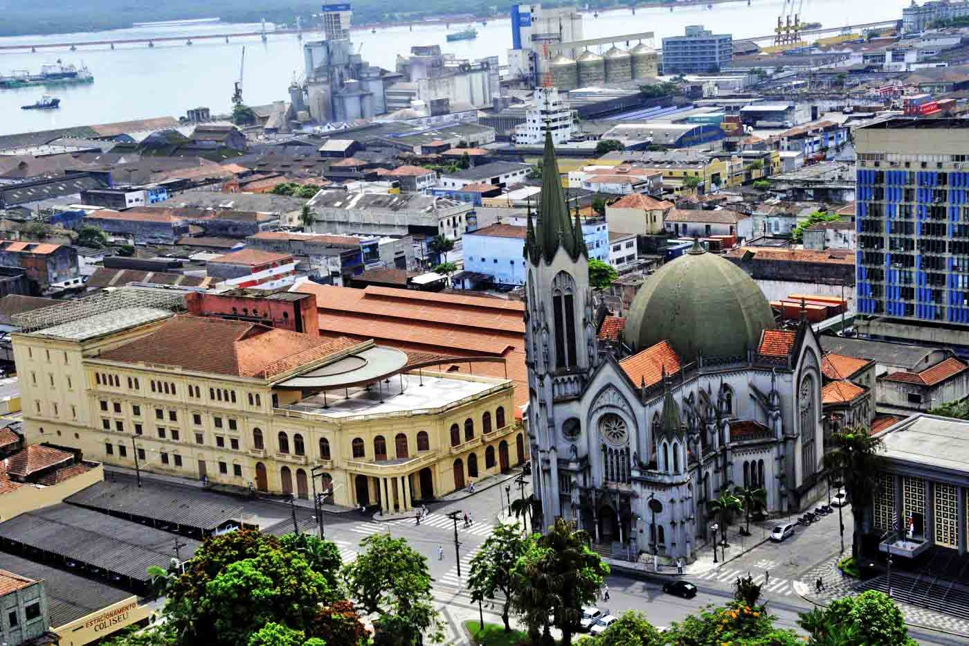 Catedral de Santos - Sede da diocese de Santos e da Paróquia Nossa Senhora do Rosário. Localizada no centro do município, foi inspirada em projeto do arquiteto alemão Maximilian Emil Hehl, o mesmo que projetou a Catedral da Sé, de São Paulo.
 Reprodução: Flipar