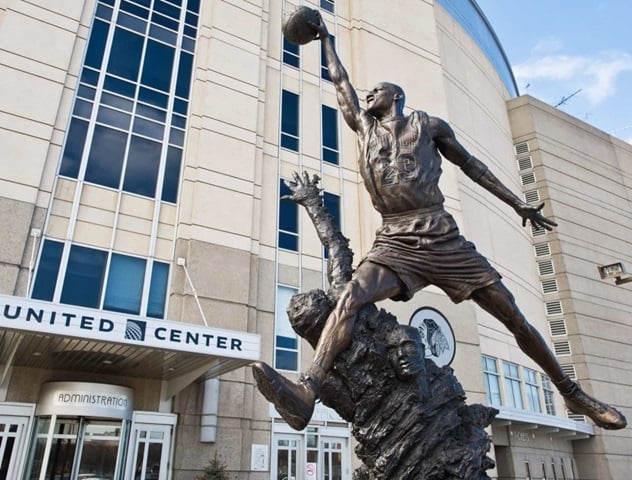 Lenda do basquete norte-americano e mundial, Michael Jordan tem uma estátua do lado de fora do United Center, casa do Chicago Bulls. Reprodução: Flipar