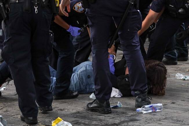 Manifestantes protestam em Nova York após a morte de Floyd por um policial branco. Foto: William Volcov/Brazil Photo Press/Agencia O Globo