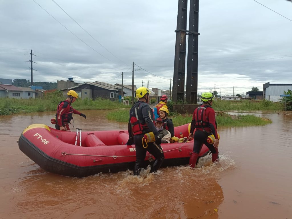 Bombeiros usaram botes para resgatar famílias ilhadas em Xanxerê