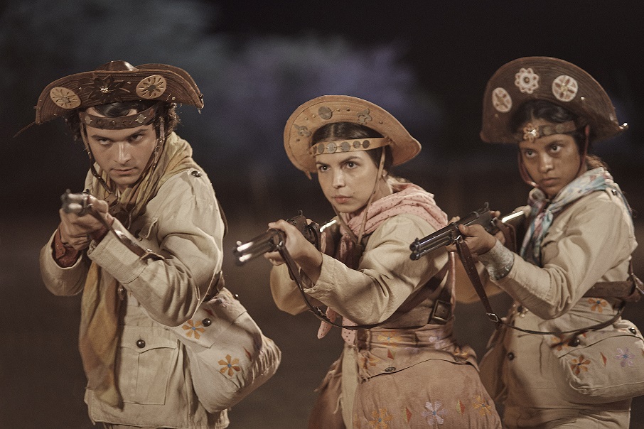 Amaro (Max Petterson), Amália (Monique Hortolani) e Parachoque (Larissa Gees) em "O Cangaceiro do Futuro", da Netflix. Foto: Divulgação