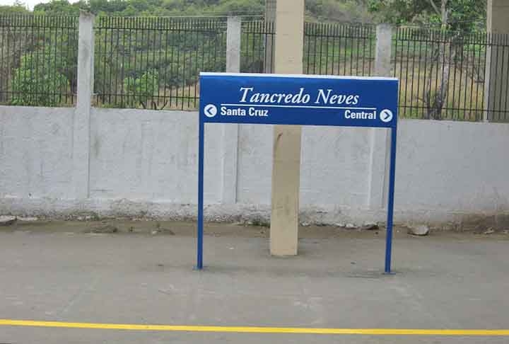 Tancredo Neves fez história na política nacional, inspirando nomes de lugares por todo o Brasil. Na Zona Oeste do Rio de Janeiro, por exemplo, há uma estação de trem com o seu nome. 