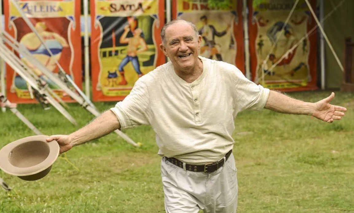A escolha de Renato Aragão decorre de seu legado cultural e popular, reconhecendo sua contribuição para a arte e para o turismo nacional como figura querida e simbólica do Brasil. Reprodução: Flipar