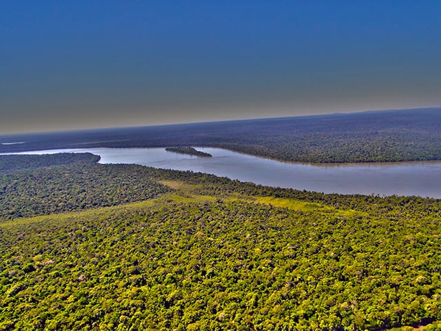 2º - Rio Paraná – Via fluvial que surge da convergência de dois rios: Grande e Paranaíba. Com seus 3.942 km de extensão, percorre o Mato Grosso do Sul, Minas Gerais, Paraná e São Paulo. Também delimita a fronteira da Argentina com o Paraguai e do Brasil com o Paraguai.  Reprodução: Flipar