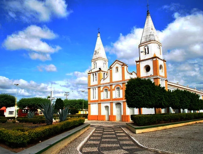 Uauá (Bahia) - Cidade com 25.800 habitantes numa área de 2.950 km², a 462m de altitude e 438km de distância da capital Salvador Reprodução: Flipar