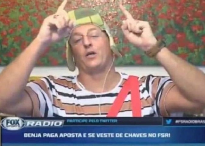 Alguns anos depois, em 2020, o apresentador perdeu outra aposta relacionada com o São Paulo. Benja apostou que o Tricolor do Morumbi se classificaria diante do Mirassol, pelo Campeonato Paulista. Com a eliminação do São Paulo, Benjamin Back apresentou o Fox Sports Radio vestido de Chaves. Reprodução: Flipar