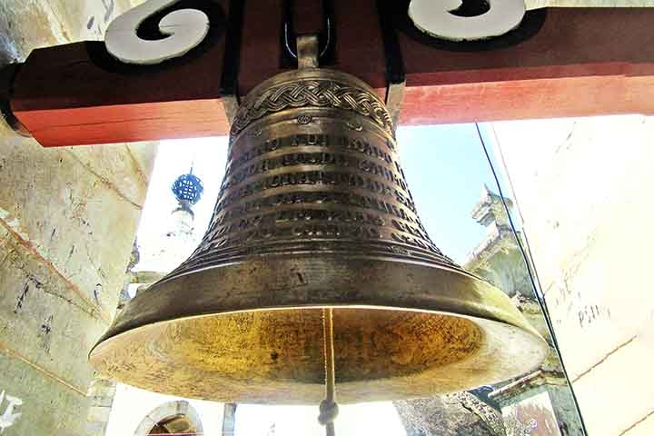 Sino de Igreja – Geralmente grandes e feitos de bronze, esses sinos são instalados em torres e tocam para anunciar missas, funerais e horários litúrgicos. Em algumas tradições, também servem para marcar o tempo na comunidade. Reprodução: Flipar