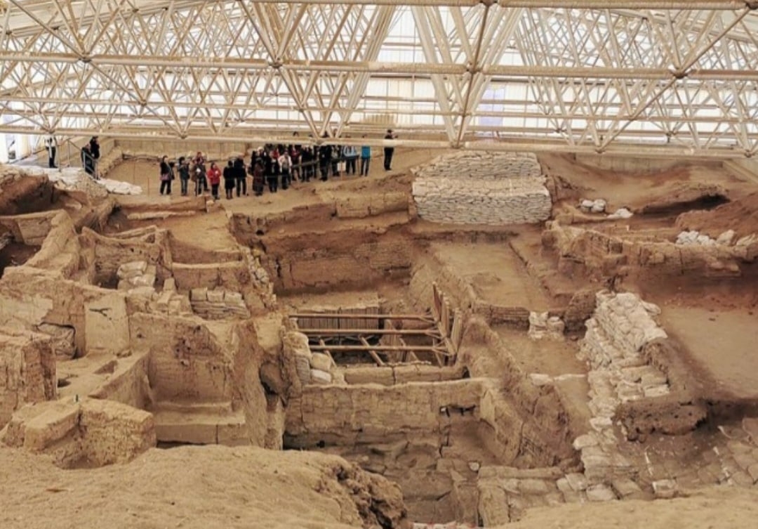 O pão foi achado no sítio arqueológico neolítico de Çatalhöyük, no distrito de Cumra, em Konya. Uma área tão importante nas pesquisas arqueológicas que tem o título de Patrimônio Mundial concedido pela Unesco. Reprodução: Flipar