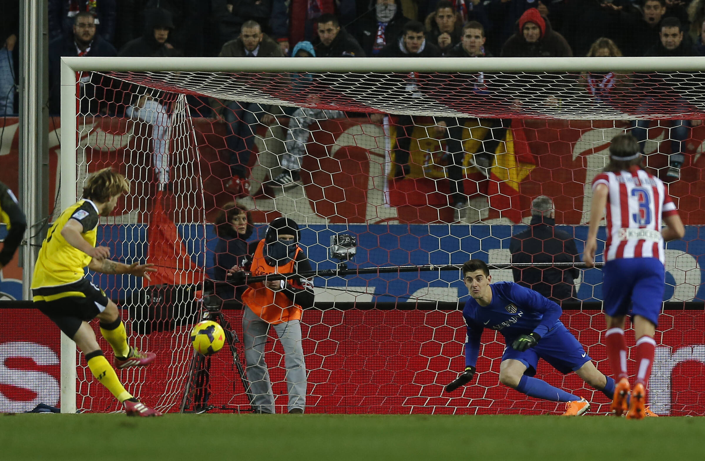 Rakitic marca para o Sevilla no empate diante do Atlético de Madri Andres Kudacki/AP