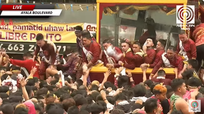 Multidões se aglomeram pela procissão do Nazareno Negro nas Filipinas; veja fotos Reprodução YouTube