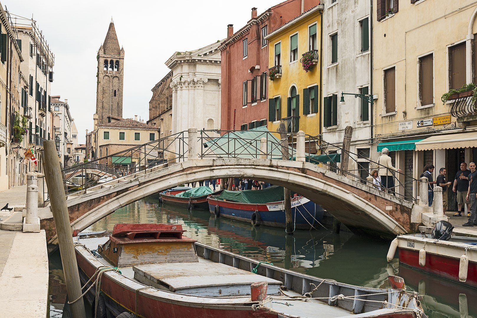 Ainda tinham as disputas de soco e empurrões na Ponte dei Pugni, em que uns acabavam jogando os outros na água. Uma brincadeira mais leve era atirar ovos nas damas de Veneza com estilingue. Mas os ovos, na verdade, tinham em seu interior água de rosas.  Reprodução: Flipar