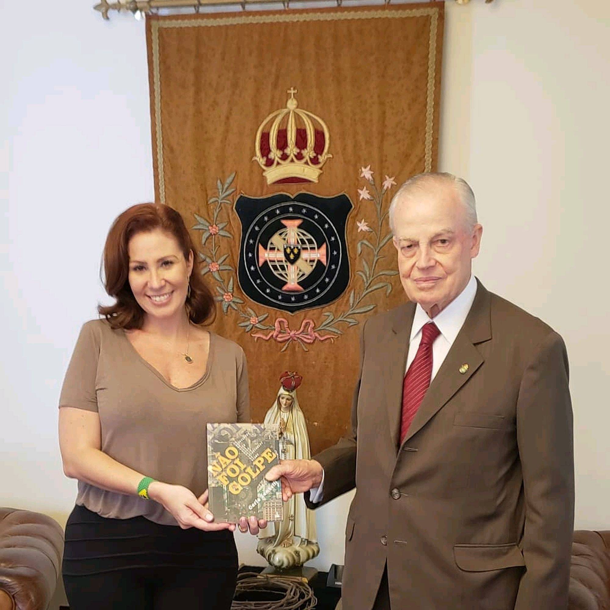 Em 2017 ela se declarou monarquistas. Apesar disso afirma que o Brasil "não está preparado para a monarquia, eu defendo a reeleição do presidente". Foto: Divulgação/Assessoria de imprensa de Carla Zambelli