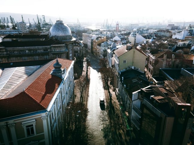 12) Varna (Bulgária), 58 pontos: Varna é uma cidade costeira banhada pelo Mar Negro, famosa por suas praias deslumbrantes e clima agradável. As Termas Romanas e a Catedral da Assunção são exemplos de pontos turísticos famosos. Reprodução: Flipar