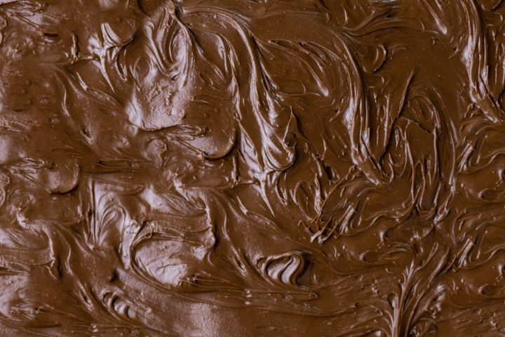 Vicia sim: A ciência já comprovou que o chocolate é muito viciante. Isso por conta da serotonina, que relaxa o corpo e traz uma sensação de satisfação. Para melhorar o sabor, alguns fabricantes de chocolate ainda adicionam café... Reprodução: Flipar