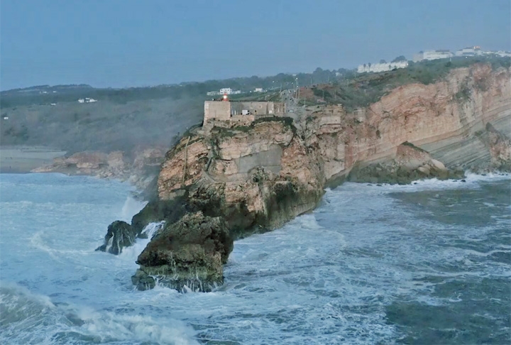 Por causa da atividade de surfista, Scooby e Luana se mudaram para Portugal quando ainda eram casados, pois o país tem a Praia de Nazaré, famosa pelas ondas gigantescas.  Reprodução: Flipar