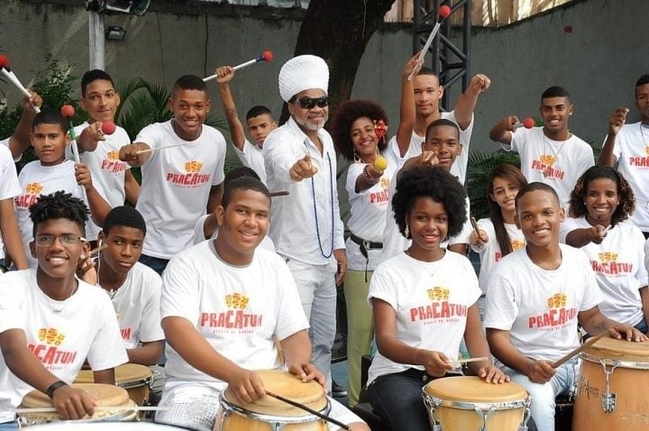 Além disso, Brown também conduz o Projeto Timbalada, um projeto social que ensina música e percussão a crianças e jovens de Salvador. Reprodução: Flipar