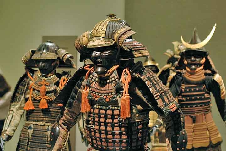 De 1185 até meados do século XIX, os samurais formaram a classe dominante no Japão e diferiam dos cavaleiros europeus justamente pelo rígido código de honra e o modo de lidar com a vida. 
 Reprodução: Flipar