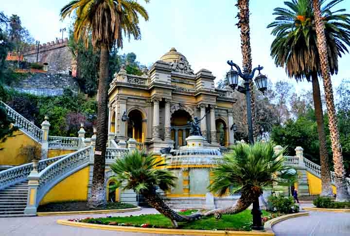 O Cerro Santa Lucía é outro ponto legal de Santiago. Subindo a pé, o turista  observa monumentos que representam o estilo de vida da elite chilena no século XIX. E, lá no alto, a vista panorâmica da cidade e da Cordilheira compensam o esforço. Reprodução: Flipar