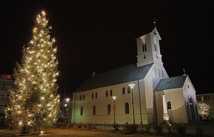 Reykjavik, capital da Islândia, fica ainda mais mágica com as festas. As pessoas visitam o Mercado de Natal na parte mais antiga da cidade para fazer umas  comprinhas.  Reprodução: Flipar