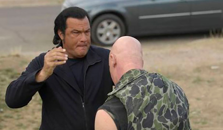 Mas isso nunca o impediu de emplacar mais e mais filmes, atraindo fãs do seu estilo durão e vingativo. Só que, nos bastidores, Steven tornou-se difícil de aturar, considerado arrogante e cheio de caprichos. 