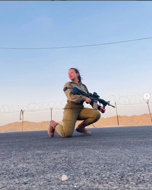 A jovem brasileira Sabrina Cherman, de 22 anos, foi convocada pelas forças armadas de Israel para participar da guerra contra o Hamas. Ela se apresentou na manhã desta quarta-feira (11/10).