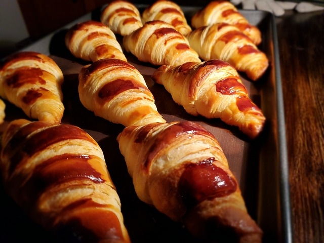 Para fazer um bom croissant, é necessário ter em mente alguns parâmetros, como a qualidade da farinha, do fermento e da manteiga utilizadas. Reprodução: Flipar