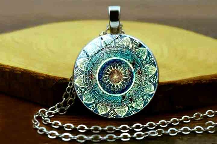 Mandalas podem ser pequenas, usadas em joias e amuletos, ou grandes, como murais e pinturas de teto. Reprodução: Flipar