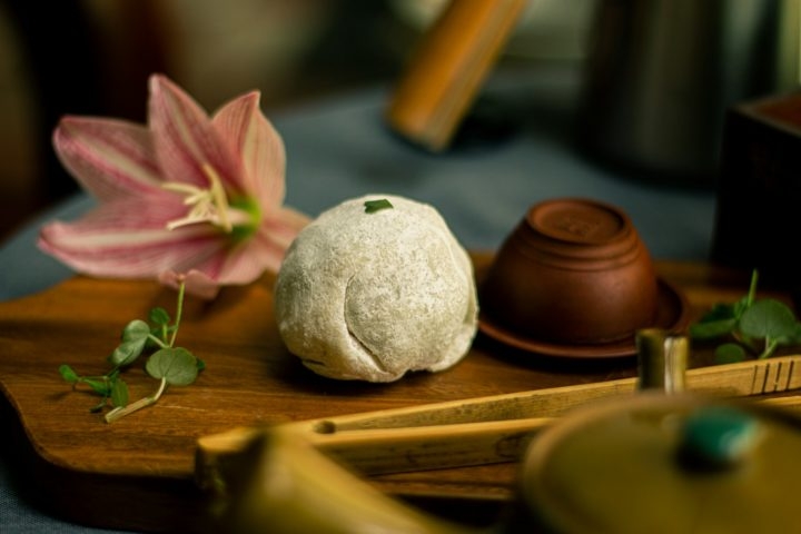 Mochi: Bolinho de arroz glutinoso recheado com diversos sabores, como feijão vermelho, gergelim ou chocolate. Um doce tradicional japonês, macio e saboroso. Reprodução: Flipar