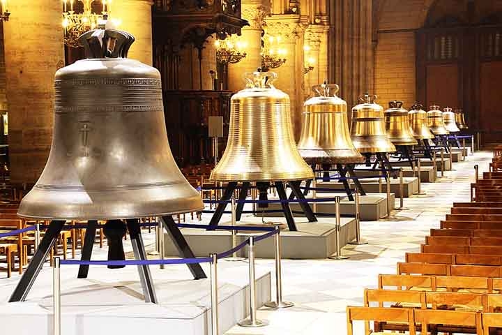 Algumas igrejas tradicionais tém sinos famosos. Uma delas é a Catedral de Notre-Dame em Paris.Seus sinos, como o Emmanuel, datam do século XVII e são parte da identidade da catedral. O toque dos sinos ficou famoso na literatura, especialmente em O Corcunda de Notre-Dame.
 Reprodução: Flipar